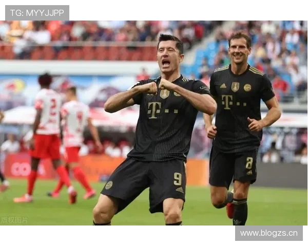 莱万与伊瓜因顶级中锋对比：终结效率与战术角色的核心差异在哪