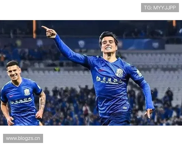 申花阵容稳固但表现波动明显,当前赛季新打法探索面临挑战 申花阵容稳固但表现波动明显,当前赛季新打法探索面临挑战