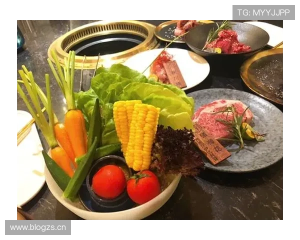 程语轩这孩子球场上拼命，一到饭点就秒变美食博主，感觉他肚子里有个小宇宙跟着跑！